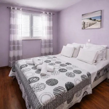 Homestay Mikuljan Apartments- Free Parking -5 Min By Walk To *